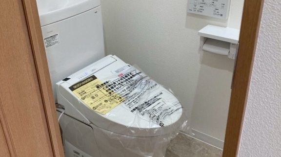 東京都大田区I様邸のトイレリフォーム後の様子。TOTOピュアレストQRとウォシュレットを新設し、白いクロス（SP-9712）と石目調クッションフロア（HM-17030）で清潔感ある空間に仕上げた施工後写真。
